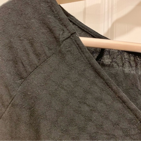 Black Textured Shadow Print Twist-Front Long-Sleeve Woven Shirt Top - Picture 5 of 7